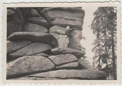 (F13559) Orig. Foto Spaziergang in Wunsiedel, Pfingsten 1936, Herr am Felsen