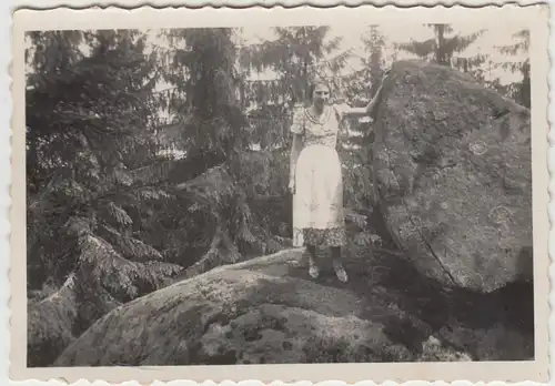 (F13558) Orig. Foto Spaziergang in Wunsiedel, Pfingsten 1936, Frau am Felsen