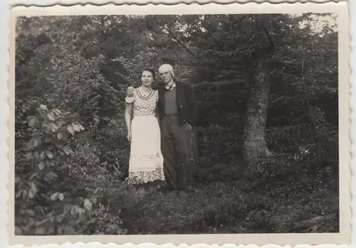 (F13557) Orig. Foto Spaziergang in Wunsiedel, Pfingsten 1936, Paar am Wald
