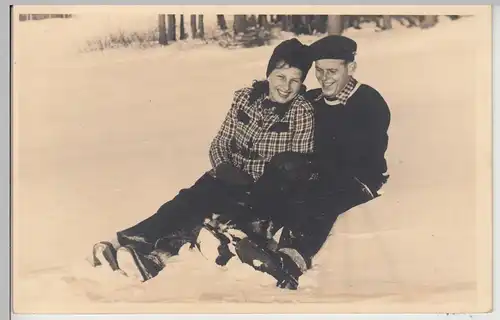 (F13556) Orig. Foto junges Paar sitzt im Schnee, Winter 1930er