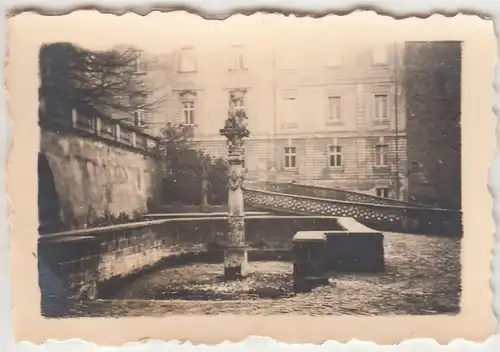 (F13529) Orig. Mini-Foto Altenburg Thür., Brunnen auf dem Schlosshof 1940er