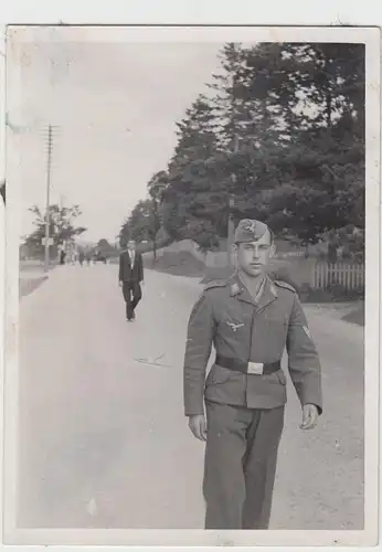 (F13519) Orig. Foto Luftwaffe-Soldat auf der Straße 1940er