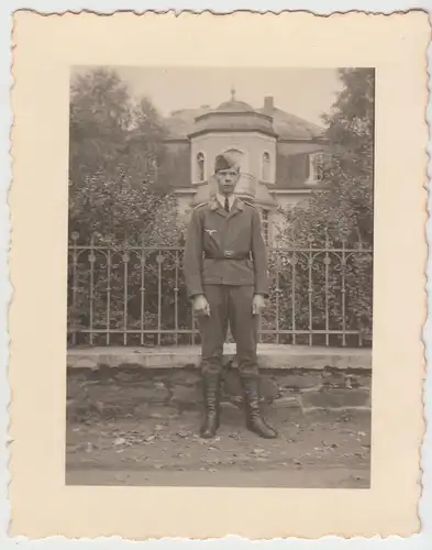 (F13510) Orig. Foto Luftwaffe-Soldat vor einer Villa 1940er