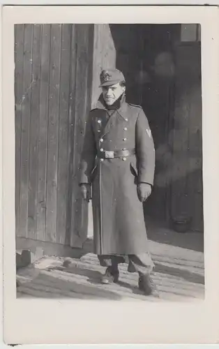 (F13505) Orig. Foto Deutscher Soldat im Mantel vor Baracke 1940er
