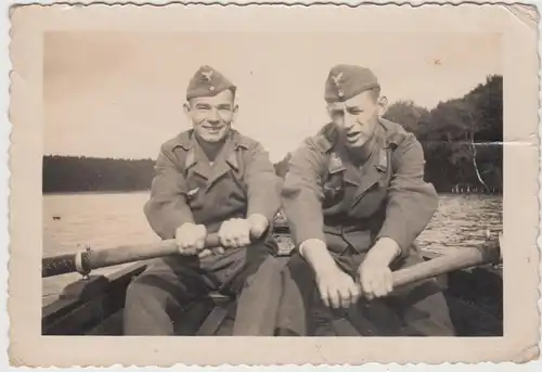 (F13503) Orig. Foto Luftwaffe-Soldaten im Ruderboot 1940er