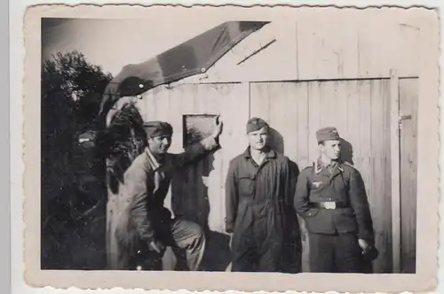 (F13495) Orig. Foto Deutsche Soldaten vor Baracke mit Zeltplane 1940er