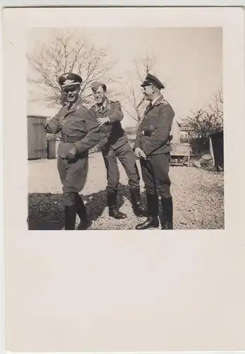 (F13490) Orig. Foto Luftwaffe-Soldaten im Freien, vergnügt 1940er
