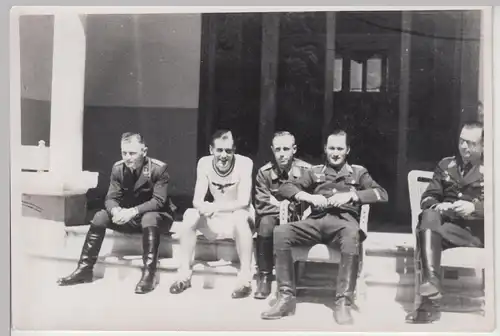 (F13483) Orig. Foto Luftwaffe-Soldaten sitzen vor einem Gebäude 1940er