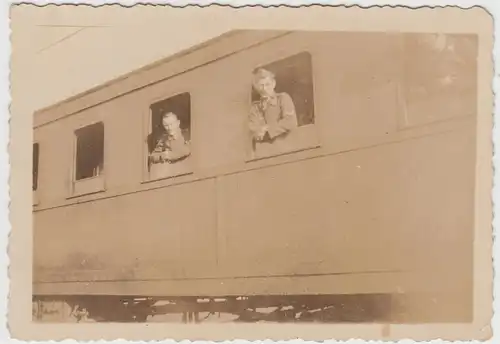 (F13482) Orig. Foto Deutsche Soldaten schauen aus Personenzug 1940er