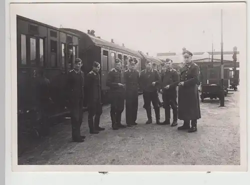 (F13481) Orig. Foto Luftwaffe-Soldaten auf Bahnhof, Personenzug, 1940er