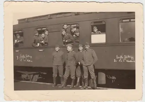 (F13480) Orig. Foto Luftwaffe-Soldaten vor u. im Personenzug, Abfahrt v.d. Ostse