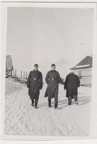 (F13475) Orig. Foto Luftwaffe-Soldaten mit Mantel im Winter 1940er