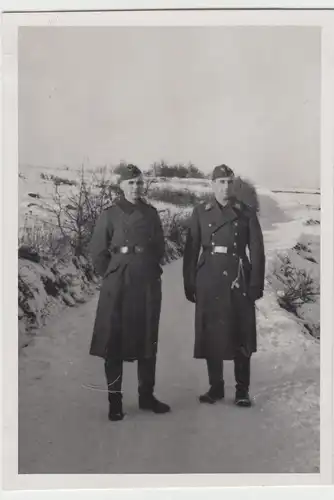 (F13474) Orig. Foto Luftwaffe-Soldaten mit Mantel im Winter 1940er