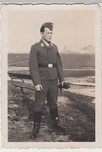 (F13472) Orig. Foto Luftwaffe-Soldat steht im Freien 1940er