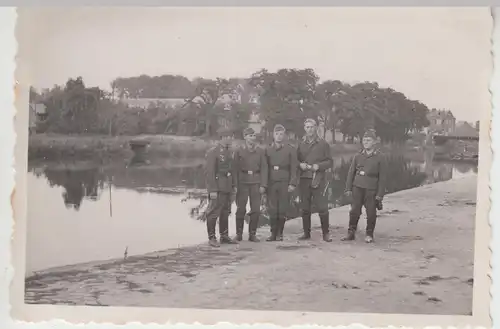 (F13471) Orig. Foto Luftwaffe-Soldaten stehen an einem Kanal 1940er