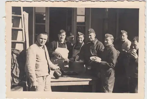 (F13469) Orig. Foto Luftwaffe-Soldaten in Frankreich, beim Essen holen 1940