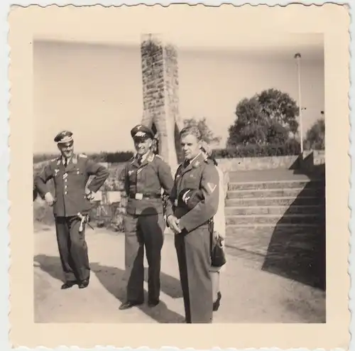 (F13463) Orig. Foto Luftwaffe-Soldaten im Freien 1940er