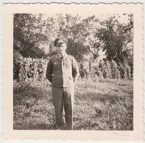 (F13461) Orig. Foto Luftwaffe-Soldat im Freien 1940er