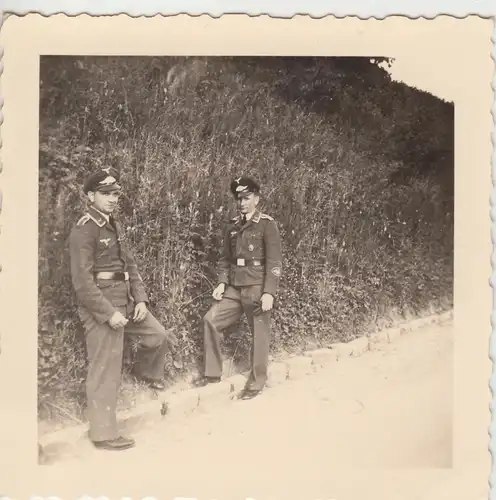 (F13460) Orig. Foto Luftwaffe-Soldaten im Freien 1940er