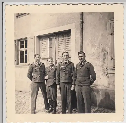 (F13457) Orig. Foto Luftwaffe-Soldaten vor Gebäude 1940er