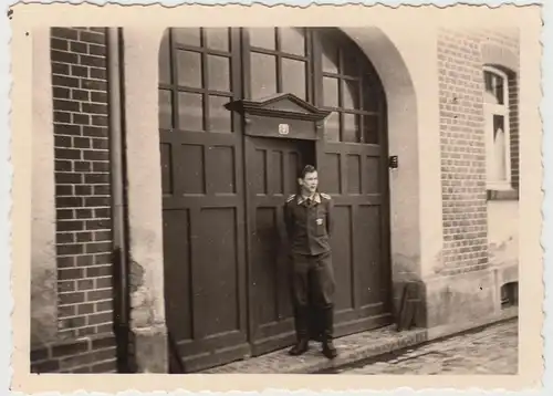 (F13456) Orig. Foto Luftwaffe-Soldat vor einem Tor-Eingang 1940er