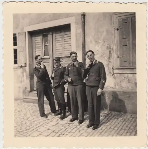(F13455) Orig. Foto Luftwaffe-Soldaten vergnügt vor Gebäude 1940er