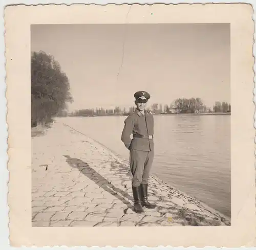 (F13454) Orig. Foto Luftwaffe-Soldat am Kanal-Ufer 1940er