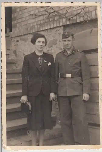 (F13451) Orig. Foto Luftwaffe-Soldat mit Frau vor Gebäude 1940