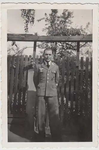 (F13448) Orig. Foto Luftwaffe-Soldat vor einem Zaun 1940er