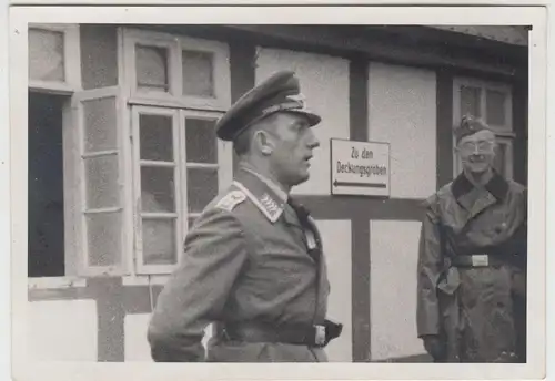 (F13442) Orig. Foto Luftwaffe-Soldat, Offizier vor Baracke "Zu den Deckungsgräbe