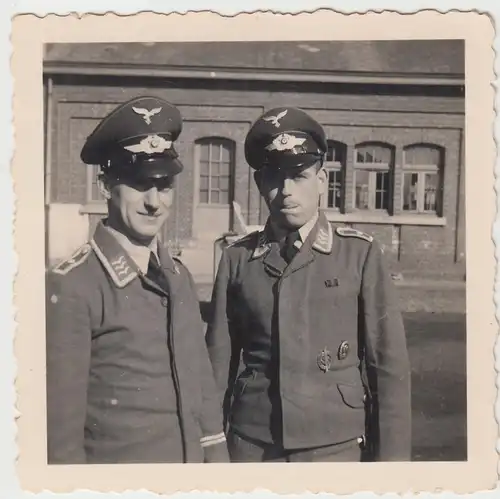 (F13439) Orig. Foto Deutsche Luftwaffe-Soldaten vor einem Gebäude 1940er