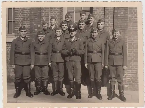 (F13438) Orig. Foto Deutsche Soldaten vor einem Gebäude 1940er