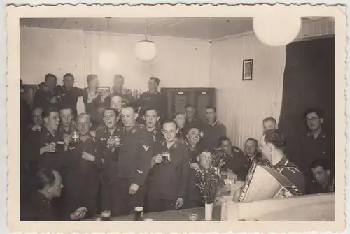 (F13425) Orig. Foto Deutsche Luftwaffe-Soldaten in der Stube, Feier 1940er