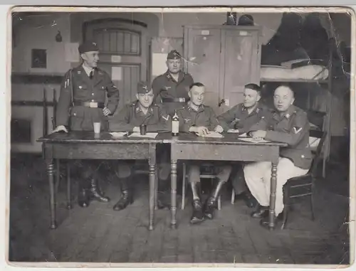 (F13424) Orig. Foto Deutsche Luftwaffe-Soldaten in der Stube am Tisch 1940er