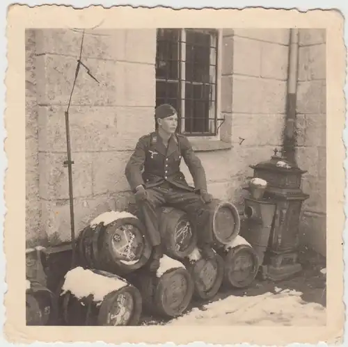 (F13423) Orig. Foto Luftwaffe-Soldat sitzt auf Holzfässer 1940er