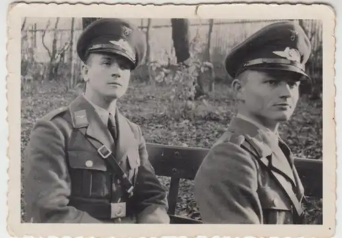 (F13419) Orig. Foto Deutsche Luftwaffe-Soldaten auf einer Bank i. Apolda 1935