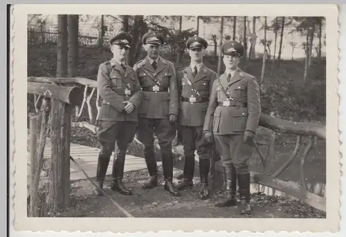 (F13418) Orig. Foto Luftwaffe-Soldaten auf einer kleinen Brücke 1930/40er