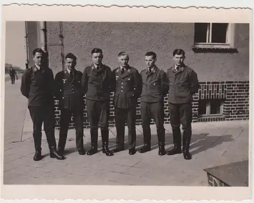 (F13416) Orig. Foto Deutsche Luftwaffe-Soldaten vor einem Haus 1940er