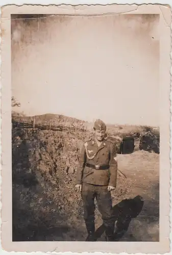 (F13415) Orig. Foto Deutscher Luftwaffe-Soldat vor Schützengraben, Bunker 1940er