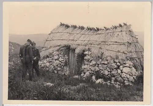 (F13412) Orig. Foto Deutsche Luftwaffe-Soldaten vor einem strohgedeckten Unterst