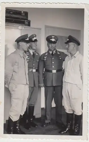 (F13411) Orig. Foto Deutsche Luftwaffe-Soldaten in der Stube 1940er