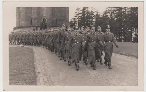 (F13409) Orig. Foto Deutsche Soldaten marschieren vor Bauwerk ähnlich Befreiungs