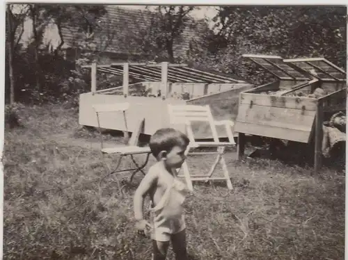 (F13407) Orig. Foto Kleinkind im Garten bei den Frühbeeten 1930