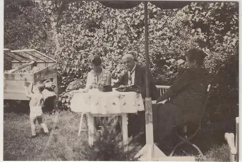 (F13406) Orig. Foto Personen sitzen am Tisch im Garten 1930