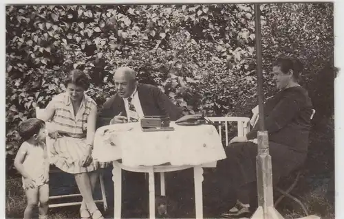 (F13405) Orig. Foto Personen sitzen am Tisch im Garten 1930