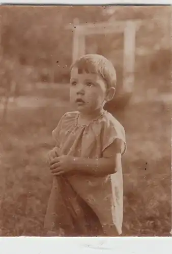 (F13403) Orig. Foto Kleinkind steht auf Wiese im Garten 1930