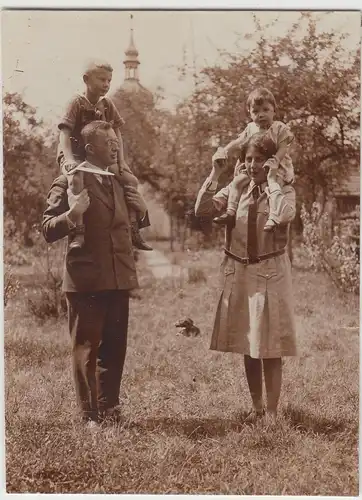 (F13400) Orig. Foto Paar mit Kindern auf Schulter im Garten 1930