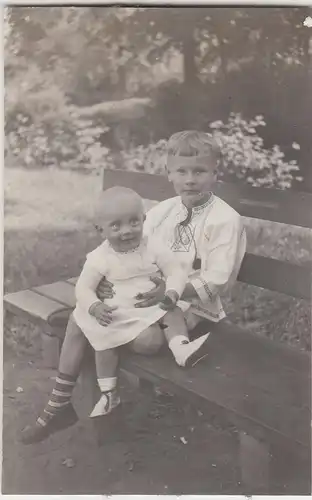 (F13399) Orig. Foto Spaziergang, Kinder sitzen auf Bank, Sommer 1929