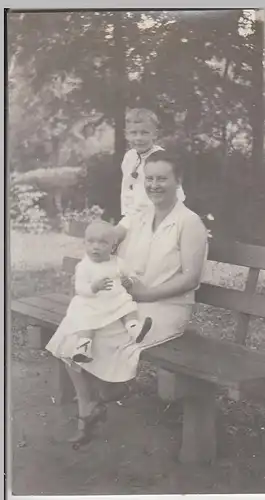 (F13398) Orig. Foto Spaziergang, Frau mit Kindern auf Bank, Sommer 1929