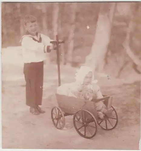 (F13397) Orig. Foto Junge m. Handwagen a. Waldweg, Mädchen sitzt drin 1930